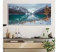 Affiche sur toile représentant un paysage de lac et de montagne enneigés, reflet paisible de la nature avec des montagnes solitaires au loin, décoration intérieure moderne (75 x 150 cm / sans cadre)