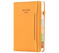 Agenda académique 2025-26, format A5, une page par jour, de juillet 2025 à juin 2026, couverture rigide avec porte-stylo, poche avant, onglet mensuel coloré, fermeture élastique (jaune)