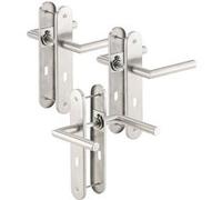 : 3 garnitures de porte en inox sur plaque: 6 poignées et 6 plaques