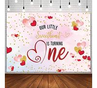AIBIIN Toile de fond pour photographie de Saint-Valentin et 1er anniversaire avec cœur rouge et inscription Our Little Sweetheart is Turning One Rose pâle, aquarelle dorée et rouge, 2,1 x 1,5 m