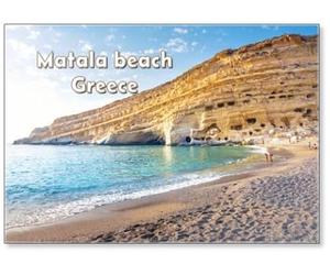 Aimant de réfrigérateur Matala Beach avec des grottes sur les rochers qui ont été utilisés comme un cimetière romain et à la décennie des années 70 étaient des hippies vivants du monde entier, Crète,