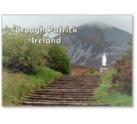 Aimant de réfrigérateur Statue de Saint Patrick tenant un trèfle vert au début du chemin du pied vers le pic de Croagh Patrick, comté de Mayo, Irlande