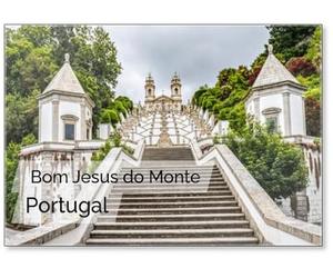 Aimant de réfrigérateur Vue des escaliers vers l'église Bom Jésus Do Monte près de la ville de Braga, Portugal