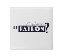 Aimant Frigo Céramique Carré - C'est Qui Le Patron ? Expression Humour Homme - Format 5x5cm -Magnet Décoratif Souvenir pour Réfrigérateur et Tableau Magnétique Imprimé en France
