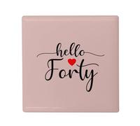 Aimant Frigo Céramique Carré - Hello Forty Anniversaire 40 Ans Papa Maman Père Mère - Format 5x5cm -Magnet Décoratif Souvenir pour Réfrigérateur et Tableau Magnétique Imprimé en France