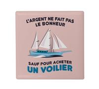 Aimant Frigo Céramique Carré - Voilier - l'argent ne Fait Pas Le Bonheur Bateau Mer Format 5x5cm -Magnet Décoratif Souvenir pour Réfrigérateur et Tableau Magnétique Imprimé en France