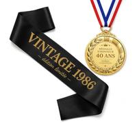AJAUBKJOG Écharpe Médaille Decoration Anniversaire 40 Ans Set Noir Doré | Écharpe 160cm et insigne 6,5cm en tissu soyeux. Un cadeau 40 ans femme idéal pour célébrer et animer la fête avec brio.