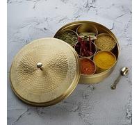 Ajuny Boîte à épices Ronde en Laiton Fabriquée à la Main Dorée avec Couvercle en Relief - Magnifique Motif Floral Martelé 7 Récipients à épices et 1 Cuillère Organiseur Décoratif Masala Dabba - 20 cm
