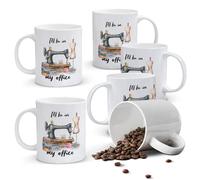 Alphynix 1 pièce Tasse blanche 11 oz avec "Je serai dans mon bureau" jeu de mots et accessoires de couture détaillés, cadeau fantaisiste de Noël ou d'Action de grâce pour amateurs de loisirs créatifs,