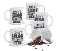 Alphynix Mug blanc 11 oz, 1 pièce, avec la mention « Je ne sais pas, je travaille ici » en typographie grasse, humeur de bureau et comique du travail, cadeau de Noël ou de Thanksgiving