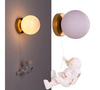 Alpinaluz Applique murale en forme de lune 3D - Lampe décorative pour enfant avec poupée astronaute suspendue en résine, base en acier doré et culot G9, idéale pour chambre et tête de lit