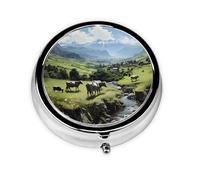 Alpine Farm Cows Mini pilulier ronde, légère et portable, avec 3 inserts en plastique, convient pour le transport dans les poches ou les portefeuilles.