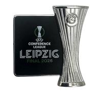 Am Ball Com Pin Badge de l’UEFA Conference League, Finale Leipzig 2026, Design en Deux Parties avec Trophée et Plaquette de Finale, Article de Supporter, Objet de Collection, Cadeau pour Hommes