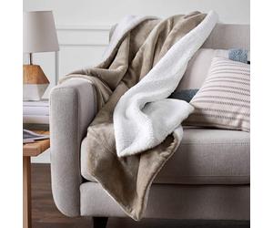 Amazon Basics Plaid non chauffant en microvison et en sherpa Couverture jetée de canapé, 220 x 240 cm, taupe