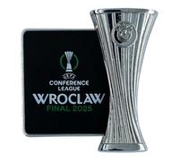 AMBALLCOM UECL Pin officiel de collection « Wroclaw Final 2025 » avec trophée - Article pour fans - Idée cadeau - Métal sous blister, Small, Zamak