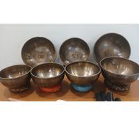 Amilav Collections Lot de 7 bols chantants tibétains aux 7 chakras - Note de A à Sol - bol de médiation (12,7 à 25,4 cm)