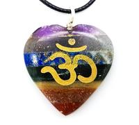 Amulette 7 chakras en forme de cœur arc-en-ciel avec symbole mantra Om Aum dans une pochette à bijoux
