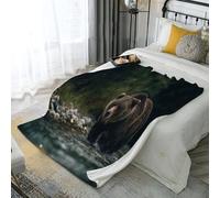 ANALTIRCE Couverture Polaire en Flanelle Vert, Motif Ours Brun Rivière Chaud et Doux Couverture avec Nature Forêt Légère Confortable Plaid en Peluche pour Garçons 150 × 200 cm