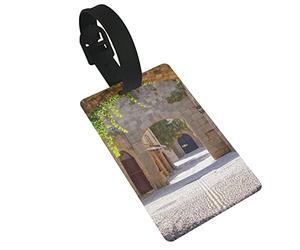 Ancienne rue italienne dans une petite ville provinciale de Toscane Italie 2 étiquettes à bagages européennes, boucle d'étiquette d'identification de couverture de confidentialité et carte d'adresse