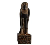 Ancienne statue de faucon égyptien dieu Horus pierre noire lourde fabriquée en Égypte. Le nom d'Horus signifie « celui qui est au-dessus » et « celui qui est éloigné ». Horus est représenté comme un