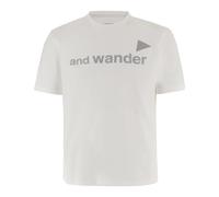 And Wander, Homme, Tops, Blanc, Taille: L T-shirt en coton avec logo lettré