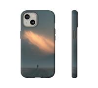 Andriez Figure solitaire marchant vers la montagne éclairée - Coque rigide mate - Compatible avec iPhone 14 - Bleu