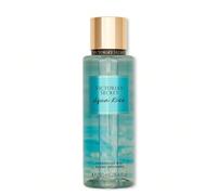 Aqua Kiss Brume parfumé 250ML Rafraîchissant comme l'eau de mer, délicat comme la fleur de pâquerette. Ainsi est le spray corporel pour femmes Victoria's Secret Aqua Kiss qui vous enveloppe d'un voile