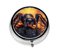 Araignée dans la lumière, cette petite boîte à pilules ronde est un organisateur de médicaments de voyage portable avec trois compartiments pour stocker des médicaments quotidiens.