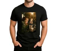 Arnold Schwarzenegger célèbre avec Predator - Scène d'horreur culte avec fête, bière et icônes du film des années 80, Noir , M