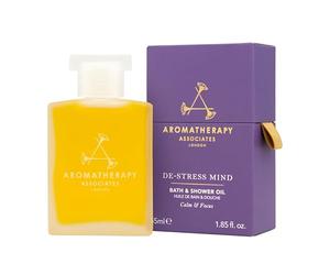 Aromatherapy Associates De-Stress Mind Huile de bain et douche 55 ml. La formulation 100% naturelle contient un mélange apaisant d'encens doux et boisé de source éthique.
