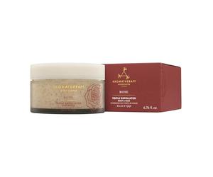 Aromatherapy Associates Rose Exfoliant triple 200 ml. Mélangé de rose chaude, de géranium et de palmarosa. Lisse doucement avec du bambou naturel, des granules d'épis de maïs et du jojoba