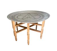 ARTIGIANATO VULCANO Table basse marocaine avec plateau en aluminium, base en bois de cèdre pliable diam. 87 cm environ au naturel.