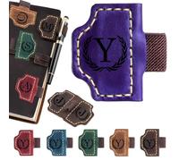 Artlaza Marque-page magnétique personnalisé en cuir avec porte-stylo - 26 lettres avec initiale gravée du nom - Marqueur de livre personnalisé pour lecteurs, amateurs de livres, voyageurs - Cadeau