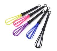 ARTSEWPLY 5 pièces Lot de Fouets Plastique Miniatures Multifonctions Batteur à Œufs et Coloration Cheveux Manche Ergonomique avec Crochet Outil de Mélange Compact pour Couleur Aléatoire