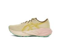 Asics Baskets Novablast 5 TR Femme Beige Taille 35,5