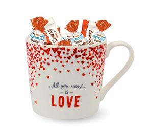 Assortiment 25 Chocolats Kinder Bueno Mini & Schoko-Bons dans Mug "All You Need Is Love" Motifs Cœurs | Idée Cadeau Saint-Valentin, Fête des Mères & Couple - Coffret Gourmand Prêt à Offrir