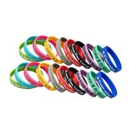 Assortiment de vingt bracelets en silicone avec phrase