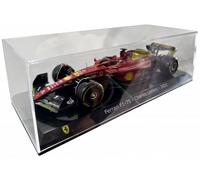 Bburago - Aston Martin AMR23#14 Alonso - Modèle 1:43 en métal avec Casque et vitrine, détails réalistes, Licence Officielle Aston Martin, dès 14 Ans