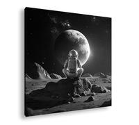 Astronaute sur la lune ; étonnant devant la terre, un moment de solitude et d'émerveillement. Format : 40 x 40 cm. Effet : noir et blanc comme image sur toile, motif sur cadre en bois véritable,