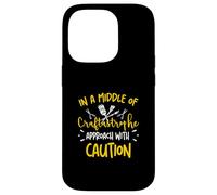 Au milieu d'une approche Craftastrophe avec prudence, Crafters Coque pour iPhone 14 Pro