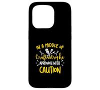 Au milieu d'une approche Craftastrophe avec prudence, Crafters Coque pour iPhone 15 Pro