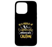 Au milieu d'une approche Craftastrophe avec prudence, Crafters Coque pour iPhone 15 Pro Max