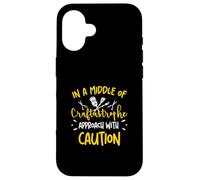 Au milieu d'une approche Craftastrophe avec prudence, Crafters Coque pour iPhone 16