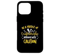 Au milieu d'une approche Craftastrophe avec prudence, Crafters Coque pour iPhone 16 Pro Max