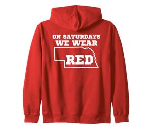 Au Nebraska, Le Samedi, Nous portons du Rouge Sweat à Capuche