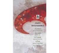 Au nord par une montagne, au sud par un lac, à l'ouest par des chemins, à l'est par un cours d'eau László Krasznahorkai (Auteur), Joëlle Dufeuilly (Traduction)