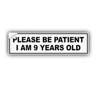 Autocollant humoristique en vinyle blanc avec inscription « Please Be Patient I Am 9 Years Old » résistant aux intempéries pour pare-chocs, camions, voitures