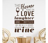 Autocollant mural avec citation « This Home Runs on Love, Laughter and Bottles of Really Good Wine » [XXLarge] [Chocolat]