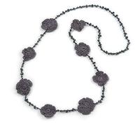 Avalaya Long collier de perles de verre au crochet floral gris 104 cm
