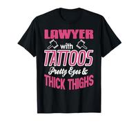 Avocate tatouée aux Beaux Yeux et Jolies Formes T-Shirt